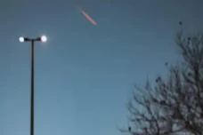 Meteor Melintas di Atas...