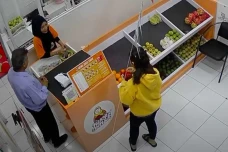 2 Bule Modus Tukar Uang...