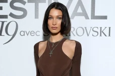 Bella Hadid Tuntut Adidas...