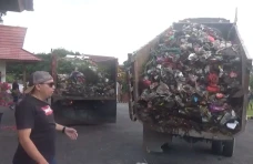 Masyarakat Sintang Protes...