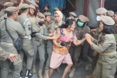 Ricuh, Penghuni Gigit...