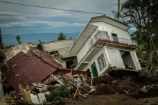 3 Rumah dan 1 Musala...