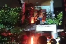 Bakar Sampah di Dalam...