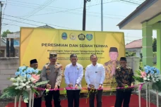 Komisi VII DPR Serahkan...