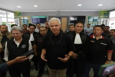 Ganjar Hadiri Sidang...