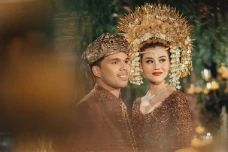 5 Artis yang Pakai Suntiang...