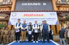 Sekda Herman Suryatman...