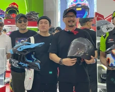 Perbedaan Helm Motocross...
