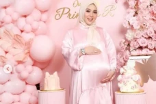 Melahirkan Seorang Bayi...