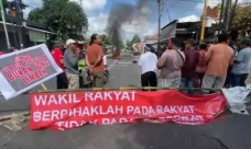 Ratusan Warga Pasuruan...