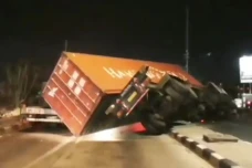 Ngeri! Kontainer Terguling...