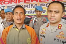 Pelatih Renang Penendang...
