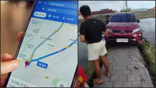Mobil SUV Terjebak di...