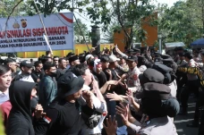 Ratusan Massa Bentrok...