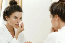3 Efek Menghapus Makeup...