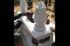 Viral! Bocah Tersangkut...