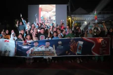 Ribuan Warga Serang...