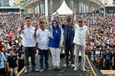 Ribuan Warga Hadiri...