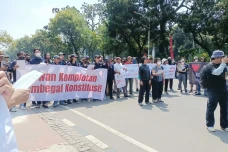 Massa Aksi Padati MK,...