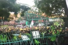 Mahasiswa Kepung Gedung...