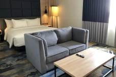 Menginap di Hotel Syariah?...