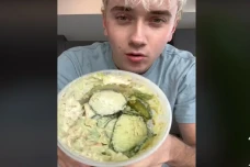 Viral Makan Timun Pakai...