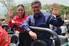 Diiringi Ribuan Simpatisan,...