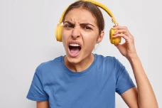 6 Akibat Pakai Headset...