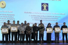 Imigrasi Surabaya Sabet...