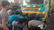Brak! Dump Truk Tabrak...