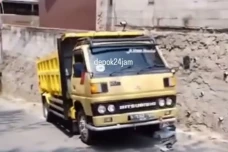 Truk Engkel Gagal Nanjak...