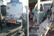 Truk Tangki Tabrak Pikap,...
