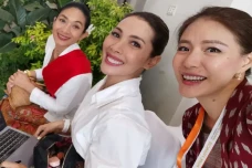 5 Artis Indonesia Hadiri...