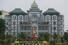 Polda Riau Tetapkan...
