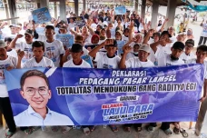 Ratusan Pedagang Pasar...