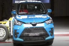 Uji Tabrak Toyota Raize...