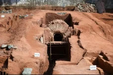 148 Makam Kuno dan Artefak...