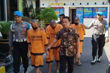 Unggahan Foto Berpakaian...