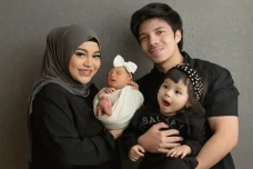 Aurel Hermansyah Pasang...
