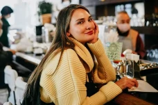 Luna Maya Santai Wajahnya...