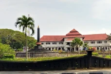 Revitalisasi Alun-Alun...