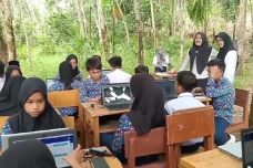 Nestapa Siswa SMP di...