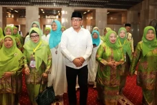 Ridwan Kamil Hadiri...