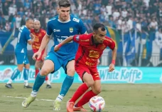 Diwarnai Dua Kartu Merah,...