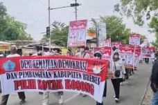 Massa Gerakan Kotak...