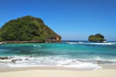 7 Pantai Pasir Putih...