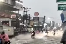 Hujan Deras, Jalan Raya...