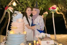Ayu Ting Ting Sewa Pulau...