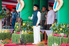 Pimpin Apel Hari Santri...
