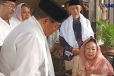 Jumat Berkah, Istri...
